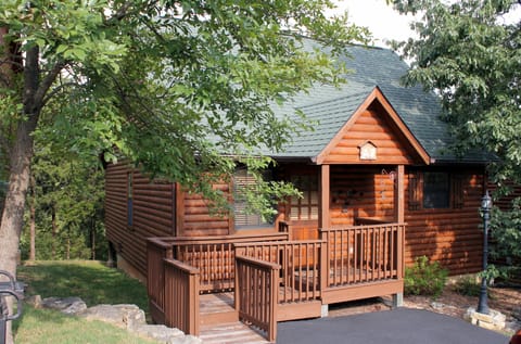 Luxury Log Cabin has everything your would expect & more.Gorgeous inside & out