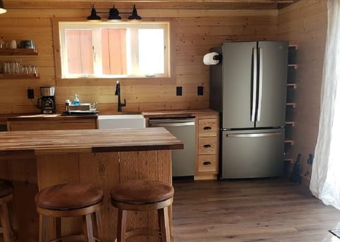 Full kitchen, new appliances, breakfast bar.  Fully equipped.