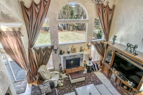 LR. Fire Place, 70in Smart TV w. sound board, DVD, 22' ceilings.