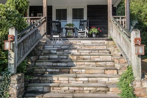 Welcoming front entrance to your decompression chamber, ahhh!