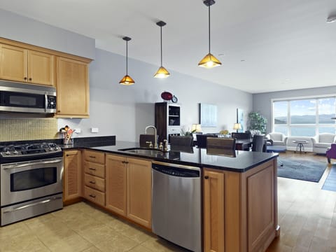 Condo 7205 - Kitchen and Dining Space
