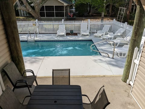 Sun or shade. Enjoy your private pool.
6 loungers / table with 6 chairs. 