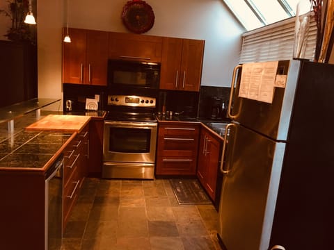 Modern fully stocked kitchen, dishwasher, wine- fridge, coffee maker, microwave