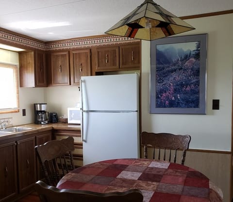 Fully equipped eat-in kitchen & convenient breakfast bar 