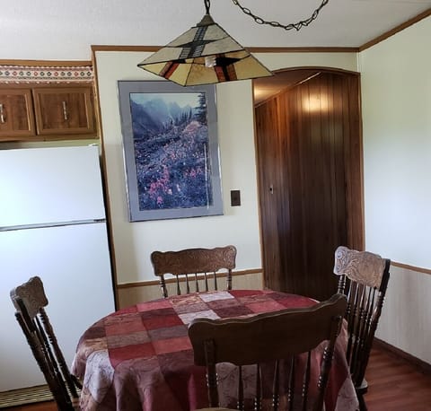 Fully equipped eat-in kitchen & convenient breakfast bar 