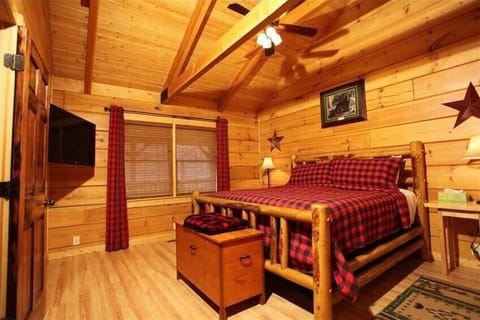 Master Bedroom - located upstairs, en suite bathroom, king size bed