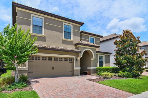 Driveway of the Fairway Retreat