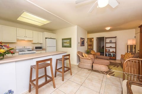 breakfast bar/living room