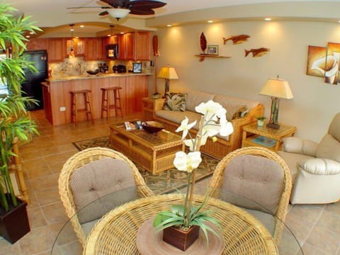 Seating for 4 inside or out on the lanai