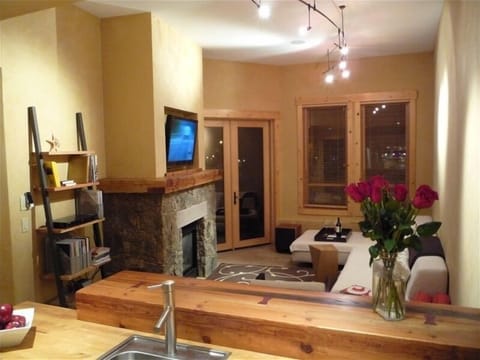 Living Area
Sofas may be converted to twin beds (2)