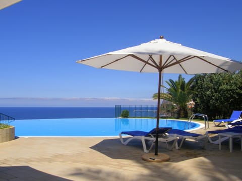 The infinity pool overlooking the Atlantic Ocean 
