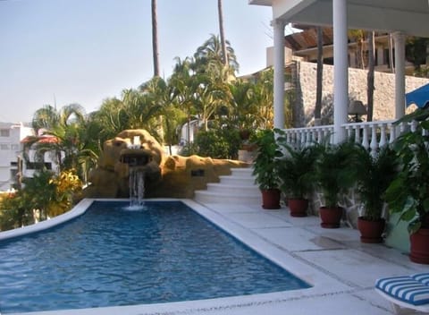 Side veiw of Pool looking towards Villa...Acapulco Bay to the left!