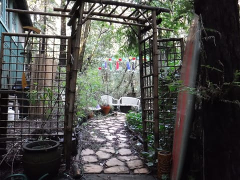 Lower garden gateway