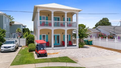 Welcome to Crystal Mansion
You'll want to return her every year!  Includes 6 passenger golf cart.