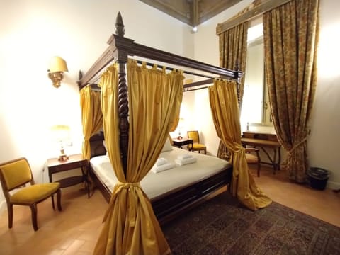 Main Bedroom - Casa Sinibaldi historical apartment XV century