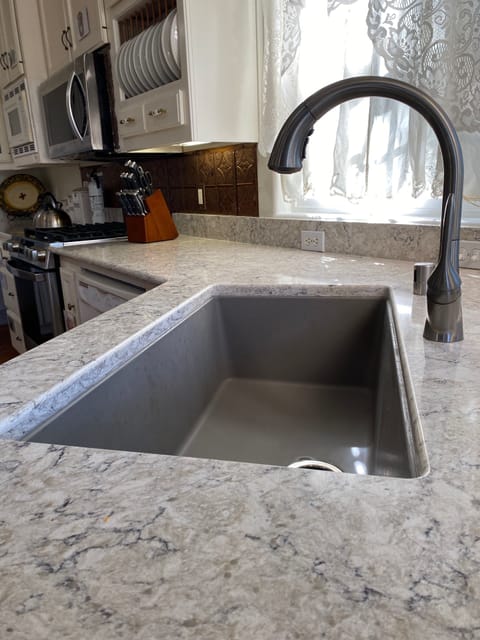 Undermount sink