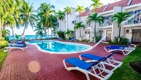 The private pool with the sea horizon in the distance.