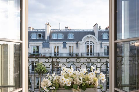 A charming Parisian view while cooking.