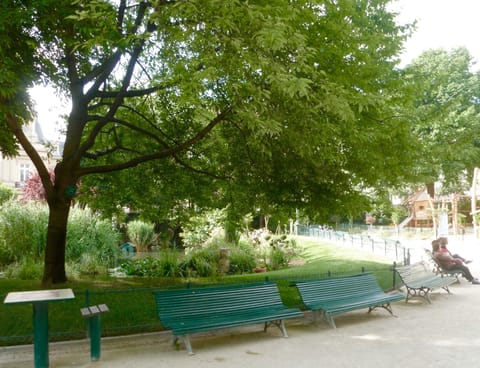 Public garden "Square duTemple"
5 min from the studio.