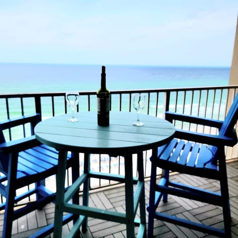 18' balcony to enjoy the direct beachfront views 