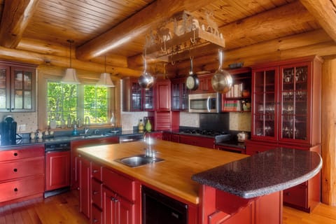 Chef Inspired Kitchen - 2 Ovens, Wine cooler, trash compactor, Bar Sink