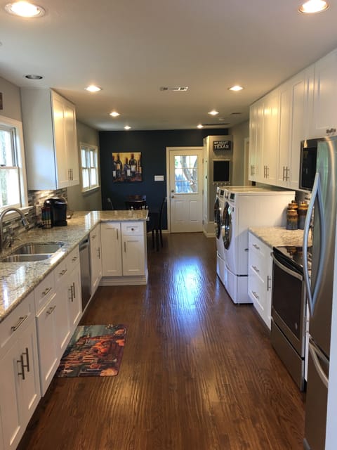 Spacious Galley Kitchen with Dining for 6 - New W/D and Appliances