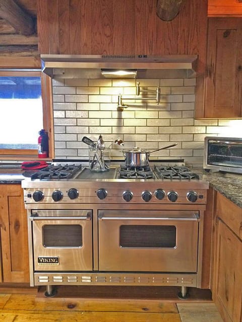 Cook for a crowd on our 6-burner Viking range with double ovens.