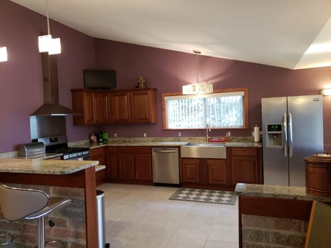 Well equipped kitchen with TV~ 