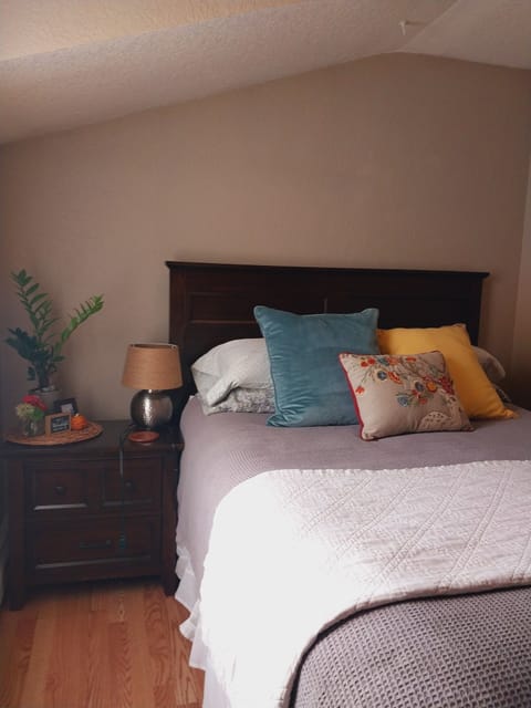 Q size bed w/great reviews & offers a variety of pillows. Items vary
