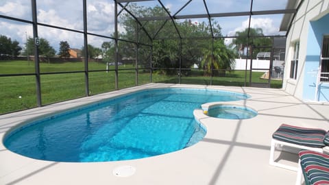 Large secluded 30ft x 15ft heated pool & spa overlooking lake, no filters needed