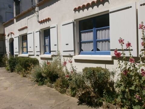 Rose Tremiere, pretty bungalow. Easy walk to beach and town. 