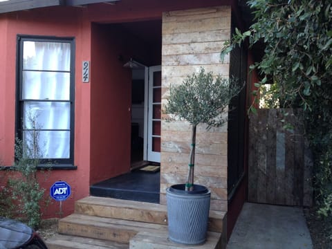 Welcome to Maison Blanc 914!  Another quality  Berchtold Harris home with charm