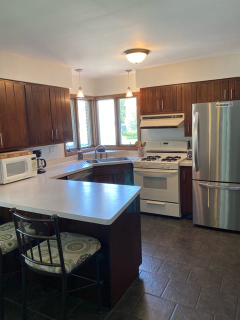 The kitchen has everything you need. Dish, glass and cookware. Pantry staples.