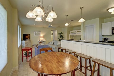 Dining area - Seats 6