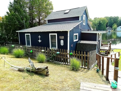 Lovely one story lakefront cottage with cathedral ceiling
