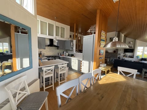 Kitchen and dining with sea view 