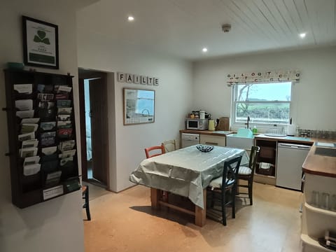 Fáilte Tigh Mhic.  The kitchen with extendable dining table 