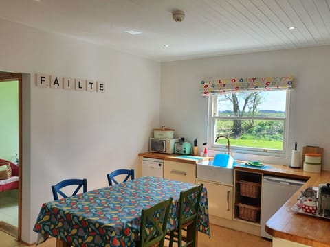 Fáilte - the fully equipped kitchen with table for 6