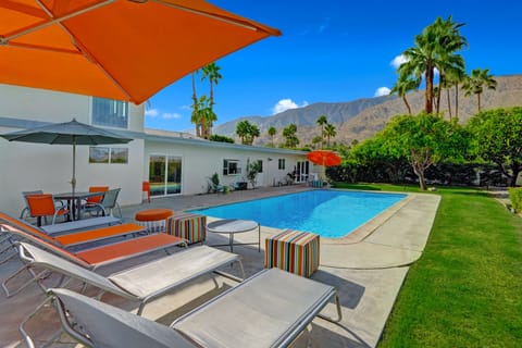 Dining table, chaise lounges and separate seating areas maximize the full yard.