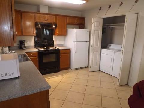 Full Kitchen w/W&D