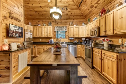 2nd floor Large open kitchen and seating for 10-12 people New appliances /HDTV