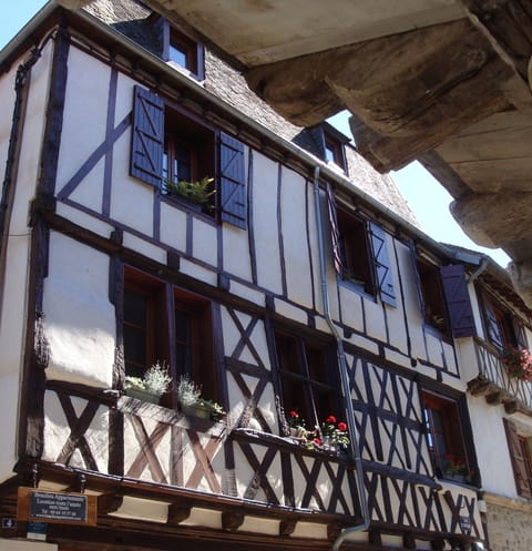 La Correze apartment, 2nd floor with shutters in heart of medieval Beaulieu