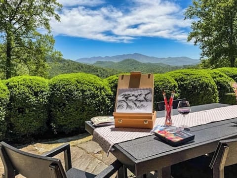Just minutes from the legendary Penland School of Craft, Conley House invites you to unwind in style—with breathtaking views, your own easel, and curated art supplies to spark your creativity.