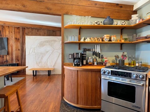 The handmade kitchen cabinets set the tone for the cabin! The chef‘s kitchen means you can cook delicious meals for the whole family. 