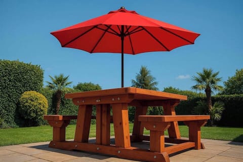 Sunny garden for al fresco dining close to Westward Ho! beach in Devon