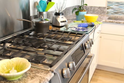 Six burner Bosch stovetop/oven and other kitchen gadgets