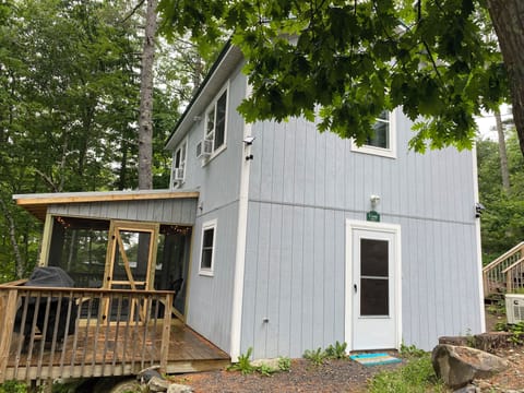 Cozy Haven. Lakeviews from every room.