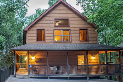 Hoedown Hideaway is just about 1/2 a mile off The Parkway, close to attractions!