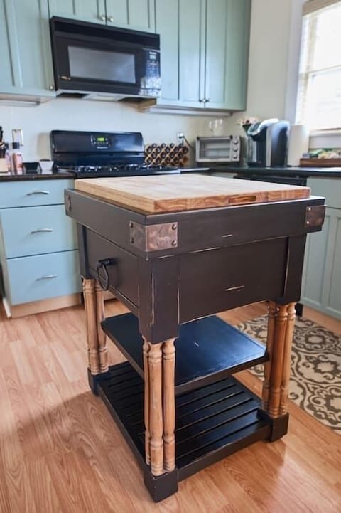 Chic Victorian kitchen to cook for your family and eat at home.  The kitchen is fully equipped to do just that.