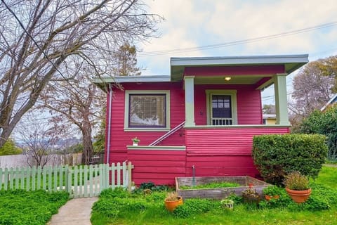 Historic Craftsman bungalow by the waterfront used to be a worker housing for the navy.  Renovated by award-winning architects, experience history of first CA capital and all walking distance to ferry to San Francisco.

This unit has private parking